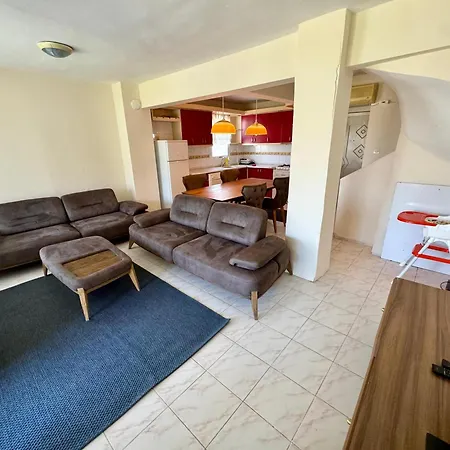 Yazlik Kleopatra Koyu Yaninda Villa Cesme